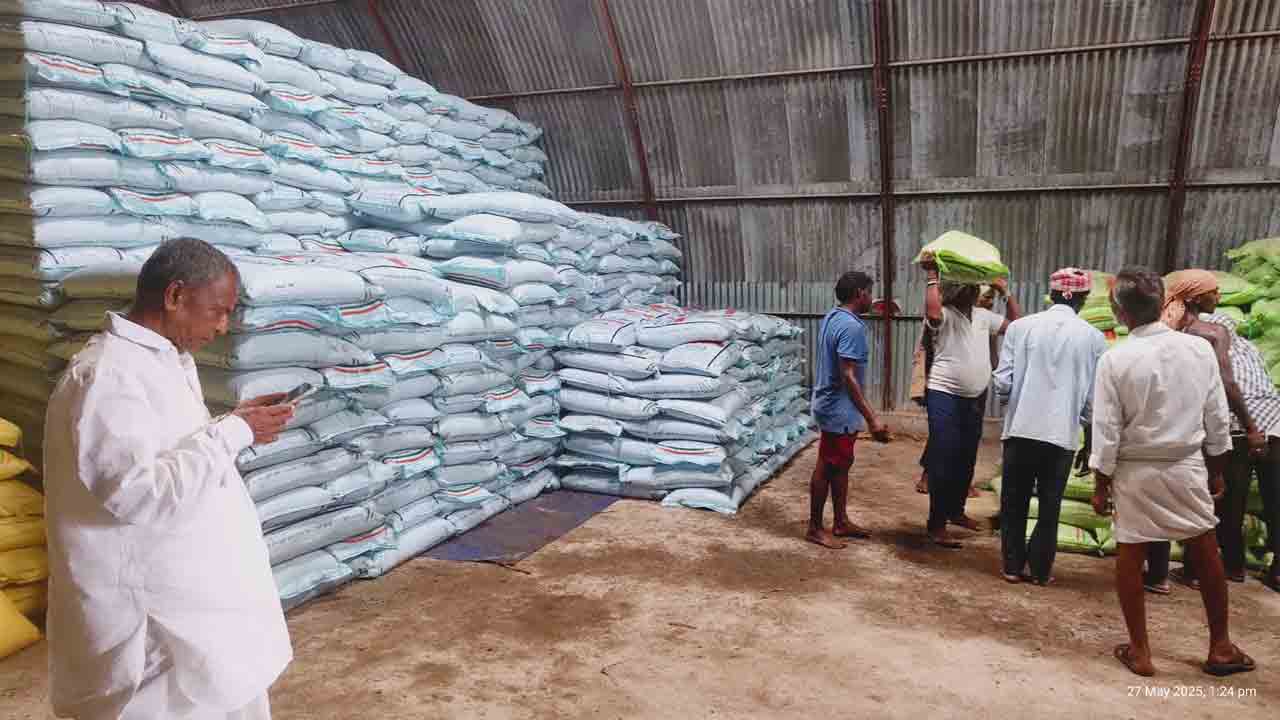 Farmers | రైతన్నకు అండగా.. సాగుకు ప్రాథమిక సహకార సంఘాల సహకారం