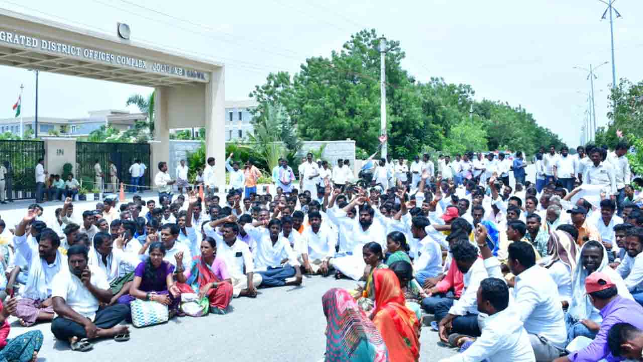 మోకాళ్లపై కూక్చొని..