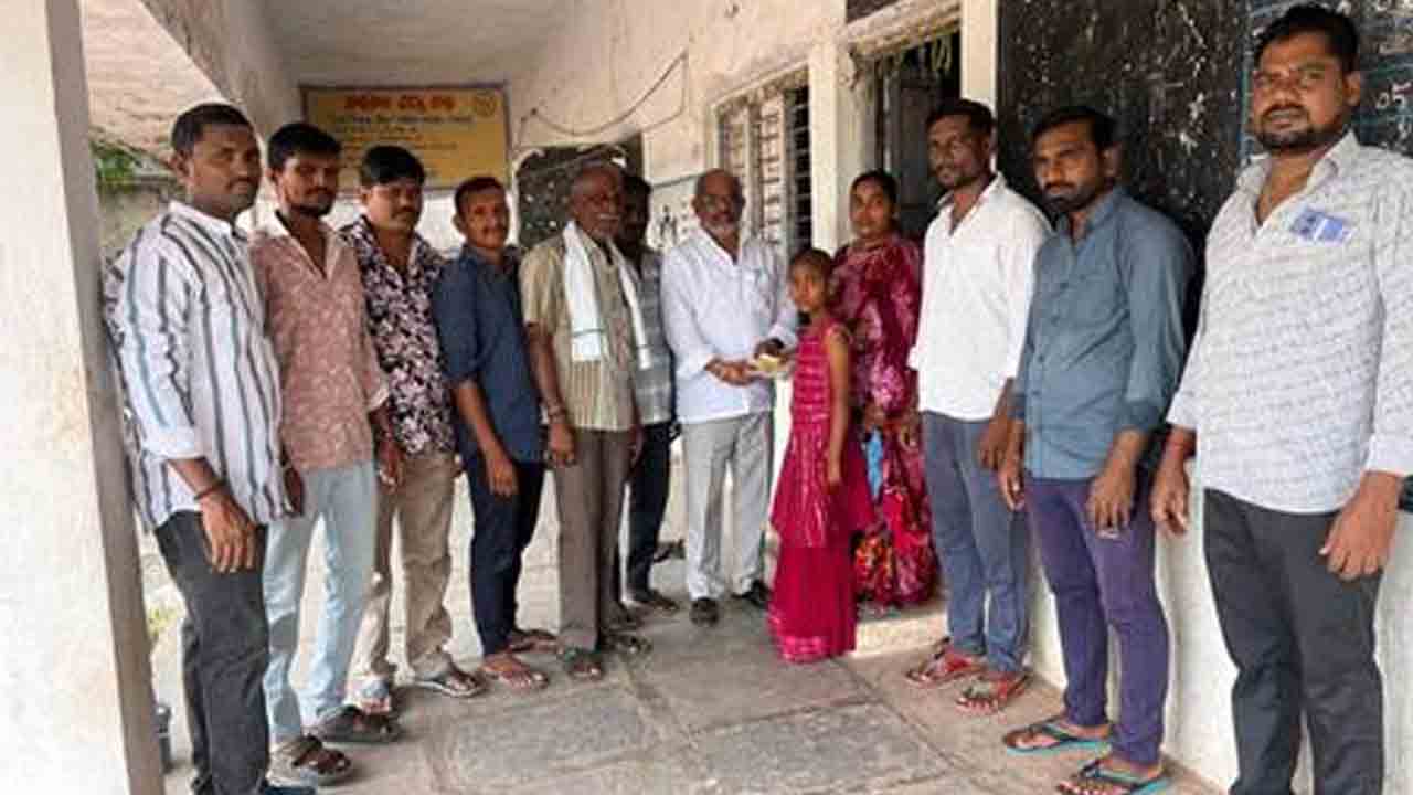 Financial support | తోటి స్నేహితుడి కుటుంబానికి అండగా నిలిచిన స్నేహితులు