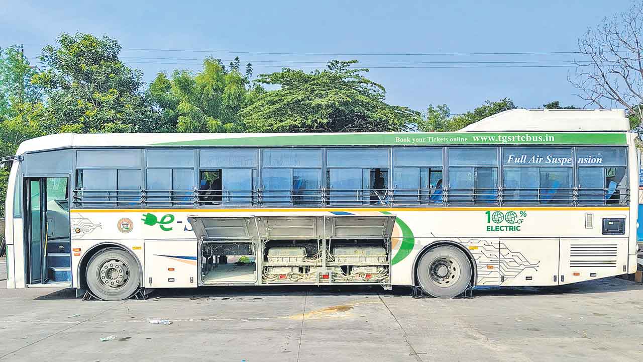 ఎలక్ట్రిక్‌ బస్సులో మంటలు.. సకాలంలో ఆర్పిన అగ్నిమాపక సిబ్బంది