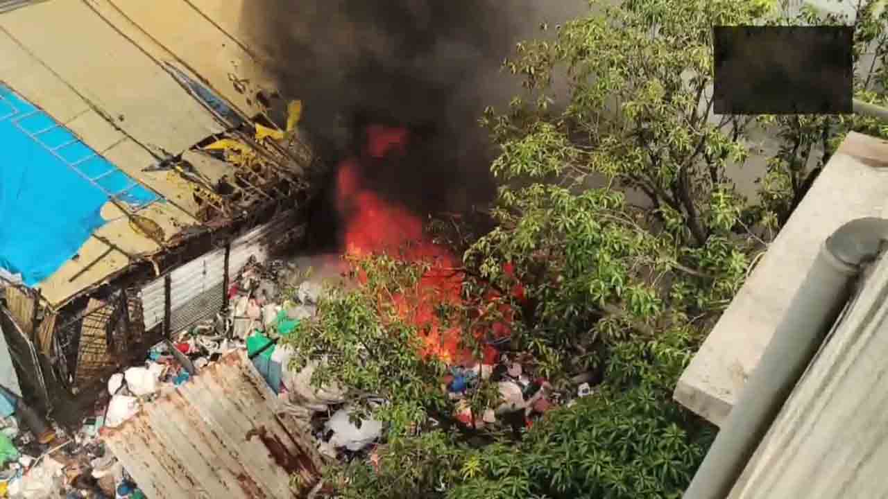 Fire accident | ఫర్నీచర్‌ గోదాములో అగ్నిప్రమాదం.. ఎగిసిపడుతున్న అగ్నికీలలు.. Video