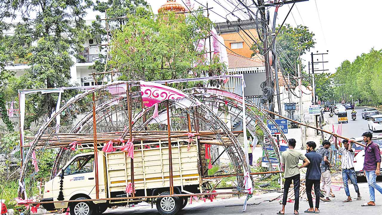 హరీశ్‌రావు ఫ్లెక్సీల తొలగింపు