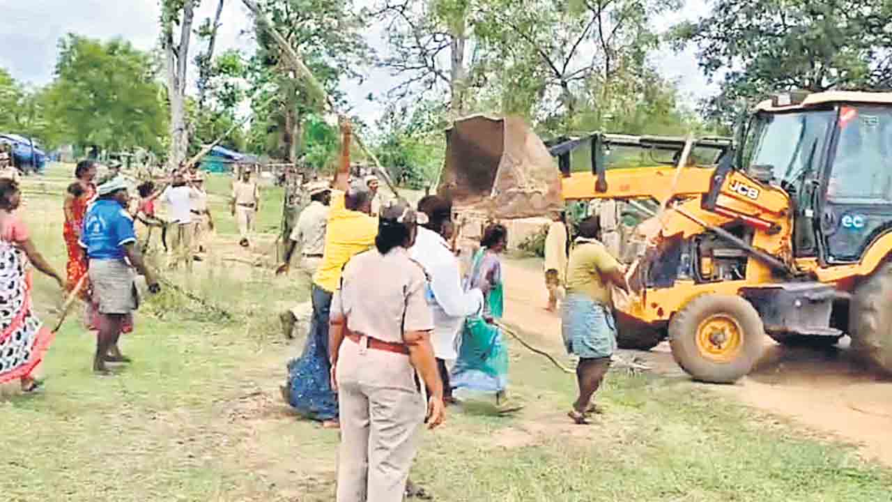 గుడిసెల కూల్చివేతపై భగ్గుమన్న ఆదివాసీలు