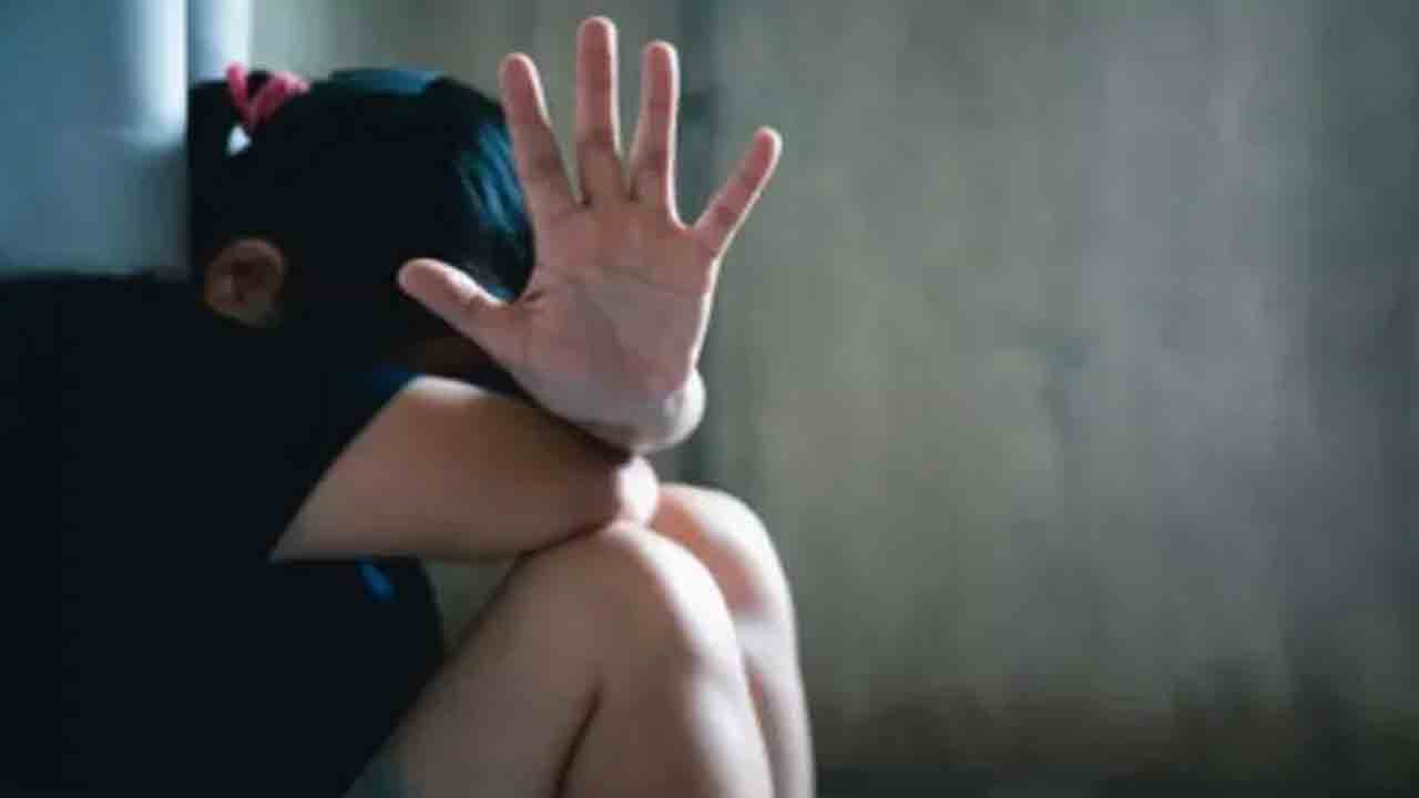 Crime news | సిటీ చూపిస్తానని చెప్పి హోటల్‌ గదికి తీసుకెళ్లి.. ఫ్రెంచ్‌ పర్యాటకురాలిపై అత్యాచారం..!