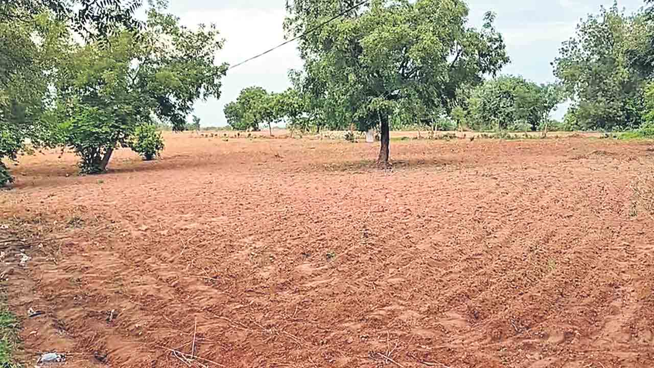 రైతుల భూమిలో గోశాల.. దశాబ్దాలుగా సాగులో ఉన్న రైతుల గగ్గోలు