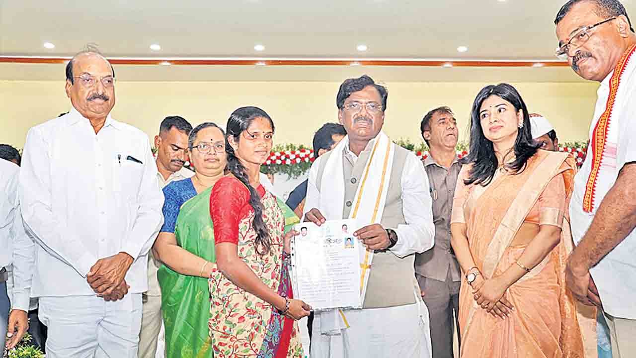 పేదల అభివృద్ధికి ప్రభుత్వం కృషి