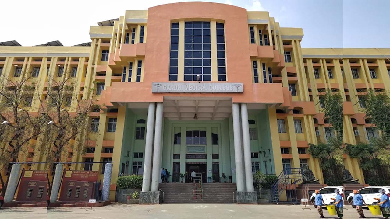 గాంధీ వైద్య కళాశాలలో ఉన్నతాధికారుల తనిఖీలు
