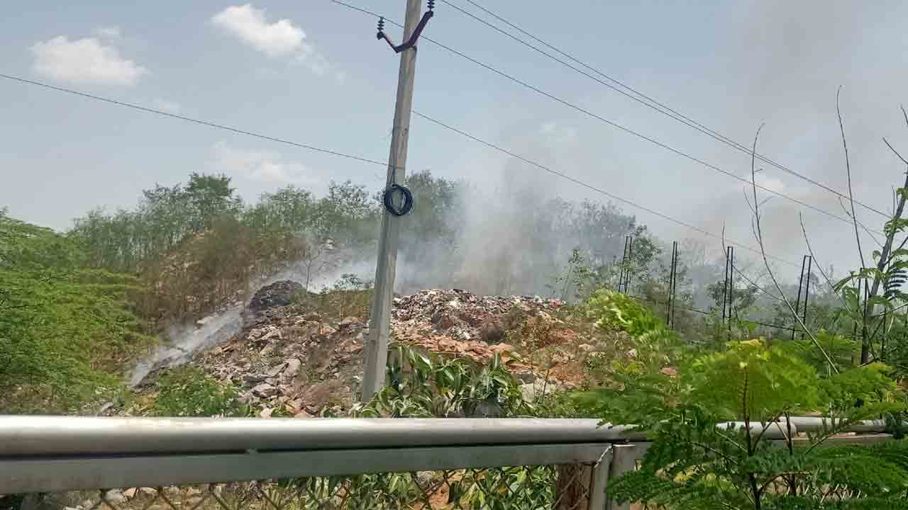 Garbage fire | టోల్‌ప్లాజా వద్ద చెత్త దగ్ధం.. ఇబ్బందుల్లో ప్రయాణికులు