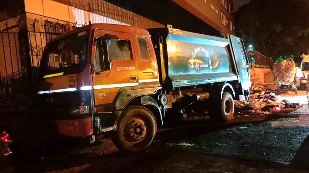 Crime news | మహిళను చంపి.. గోనె సంచిలో కుక్కి.. చెత్త లారీలో మృతదేహం..!