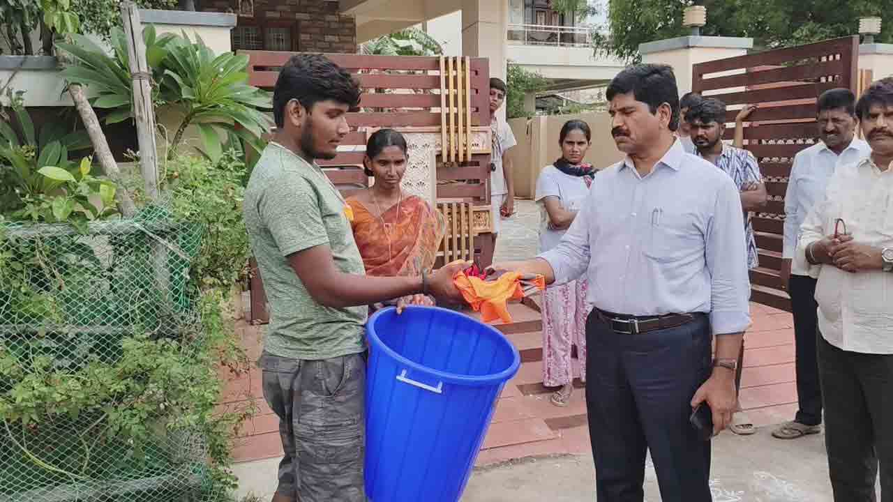 Garbage | తడి-పొడి చెత్తను వేరు చేయాలి : మున్సిపల్ కమిషనర్ భాస్కర్ రెడ్డి