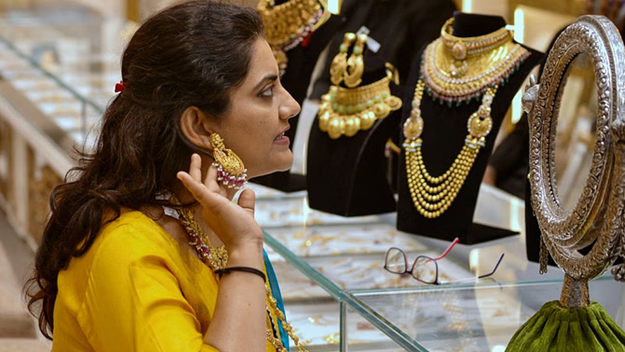Gold Price | దిగి వస్తున్న బంగారం, వెండి ధరలు.. మళ్లీ ఎంత తగ్గిందంటే..?