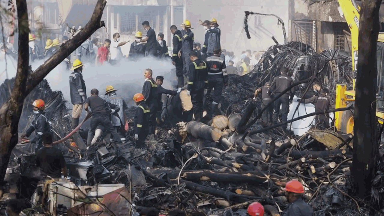 Air India plane crash | విమాన ప్రమాదం.. ఘటనాస్థలి నుంచి 70 తులాల బంగారం, నగదు స్వాధీనం