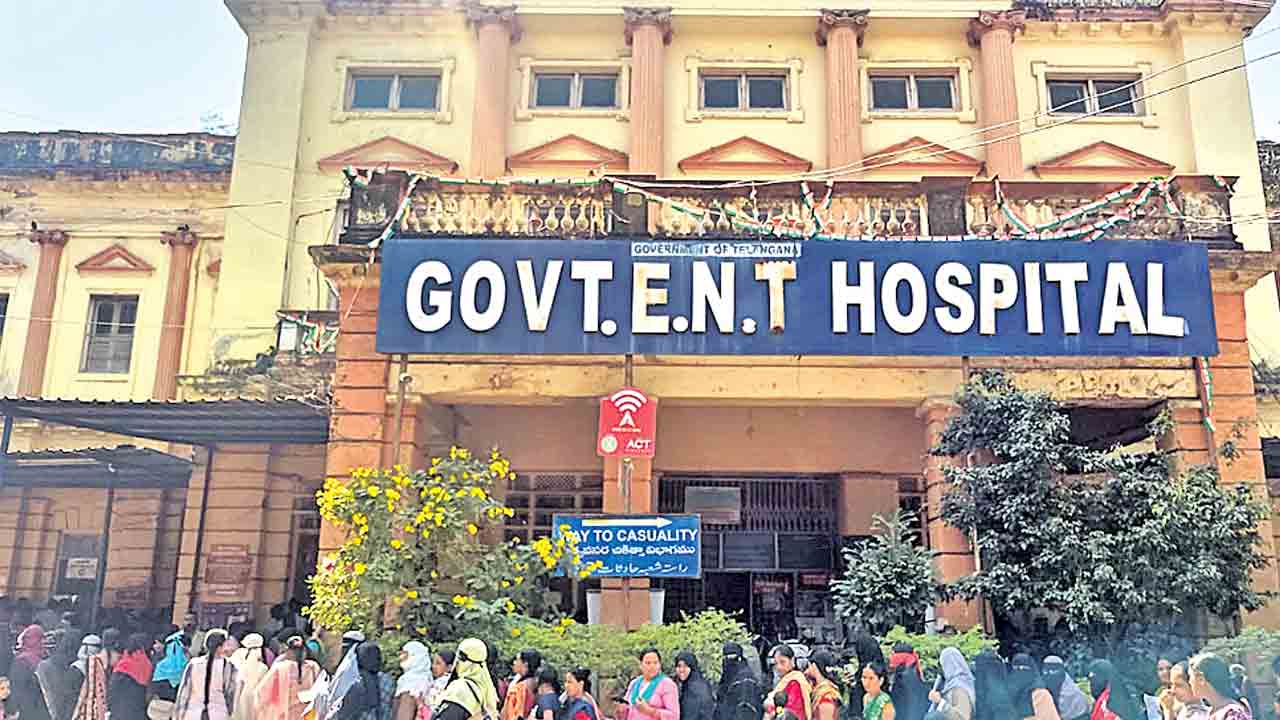 వైద్యానికి ఇద్దరు.. మందులిచ్చేది ఒక్కరే