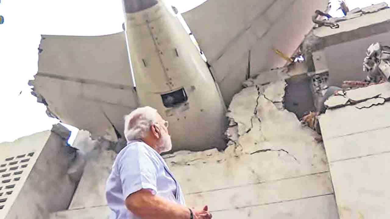 ఘటనా స్థలిని పరిశీలించిన మోదీ