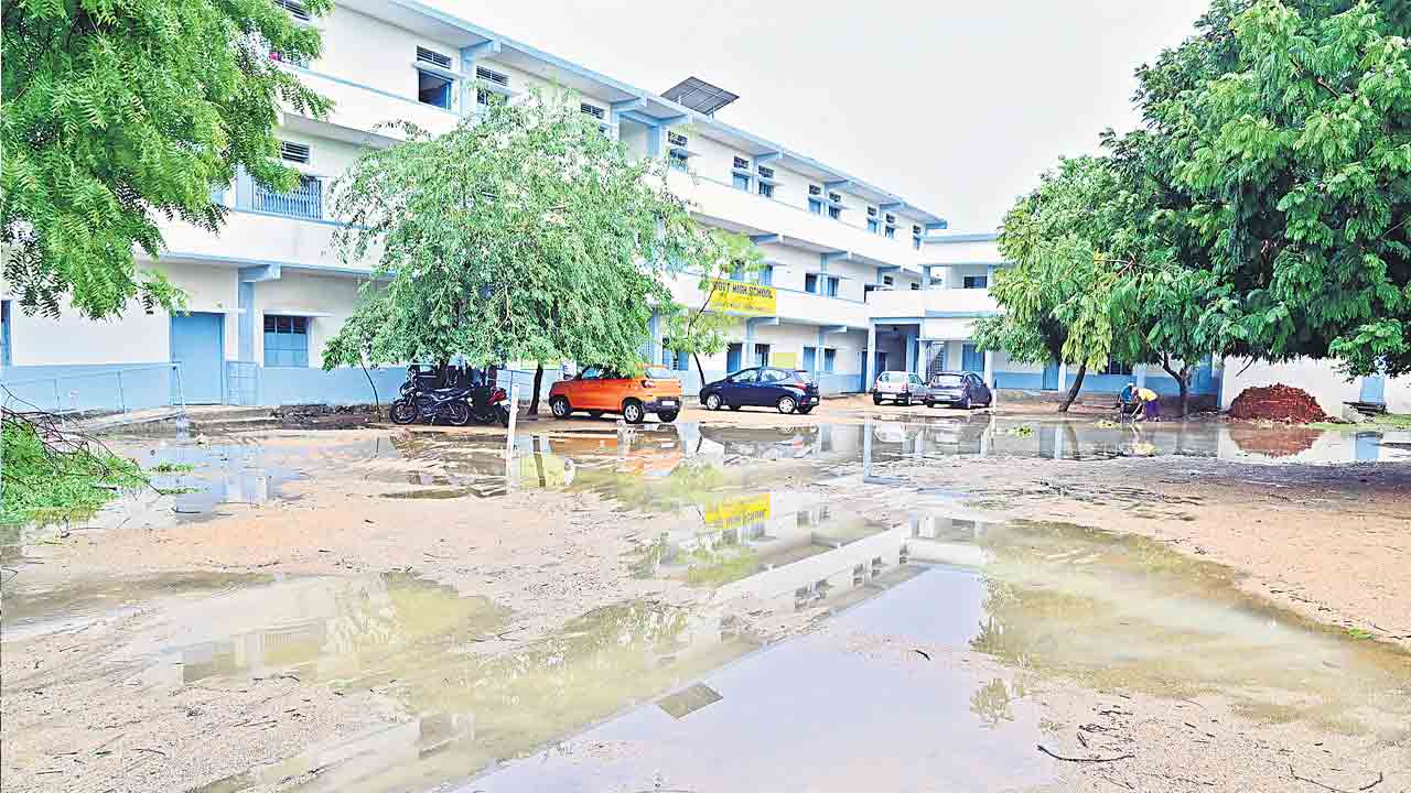 సర్కారు బడుల్లో సమస్యల స్వాగతం !