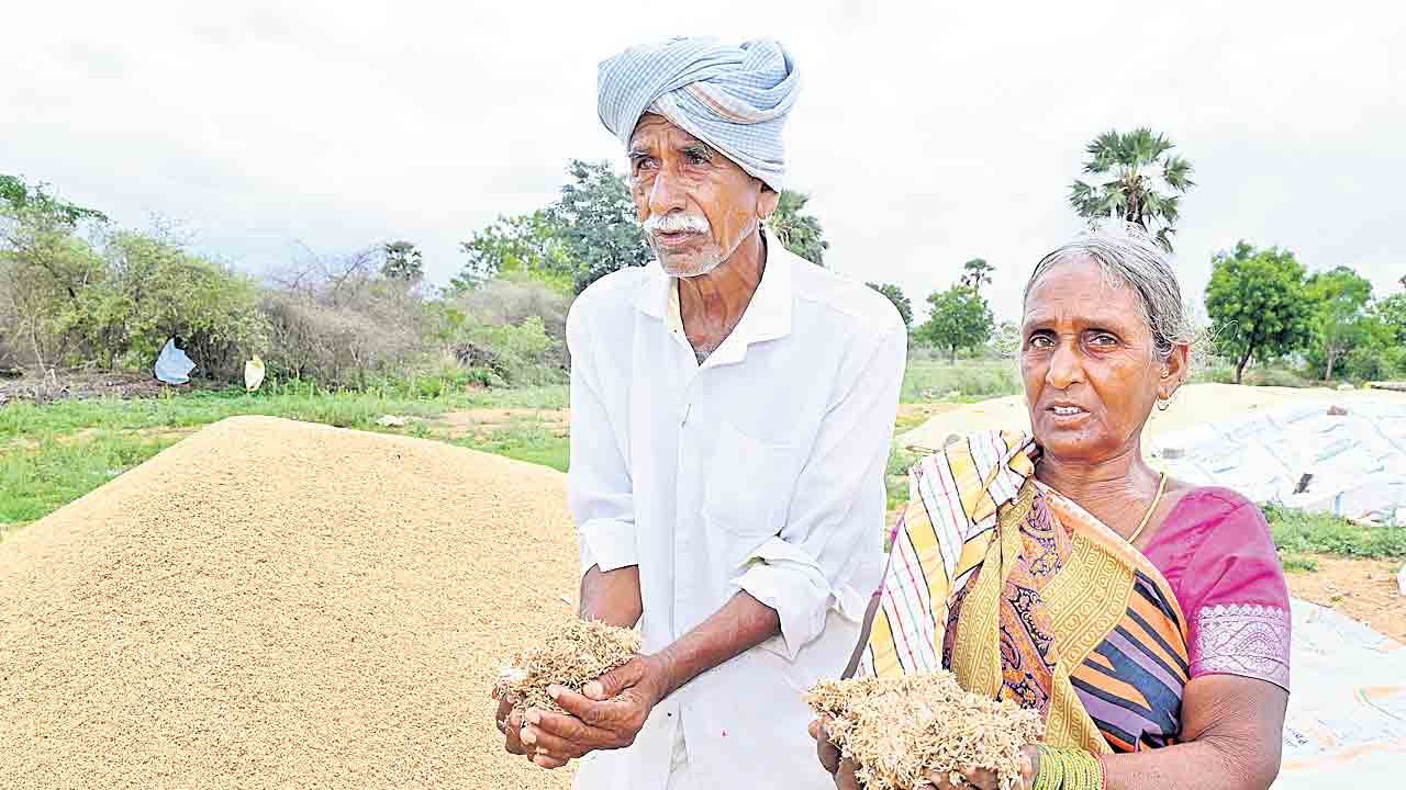 కల్లాల్లో ధాన్యం.. కండ్లల్లో దైన్యం.. ఆగుతూ.. సాగుతూ.. కొనుగోళ్లు