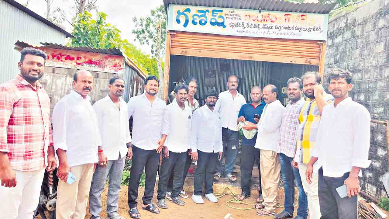 ట్రాక్టర్‌ డీజిల్‌ కోసం భిక్షాటన