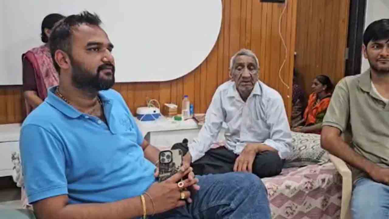 Gujarat Doctor | ‘జ్వరం వచ్చింది, భార్య వెళ్లవద్దని చెప్పింది’.. ఎయిర్ ఇండియా   టికెట్ రద్దు చేసుకున్న గుజరాత్ డాక్టర్‌