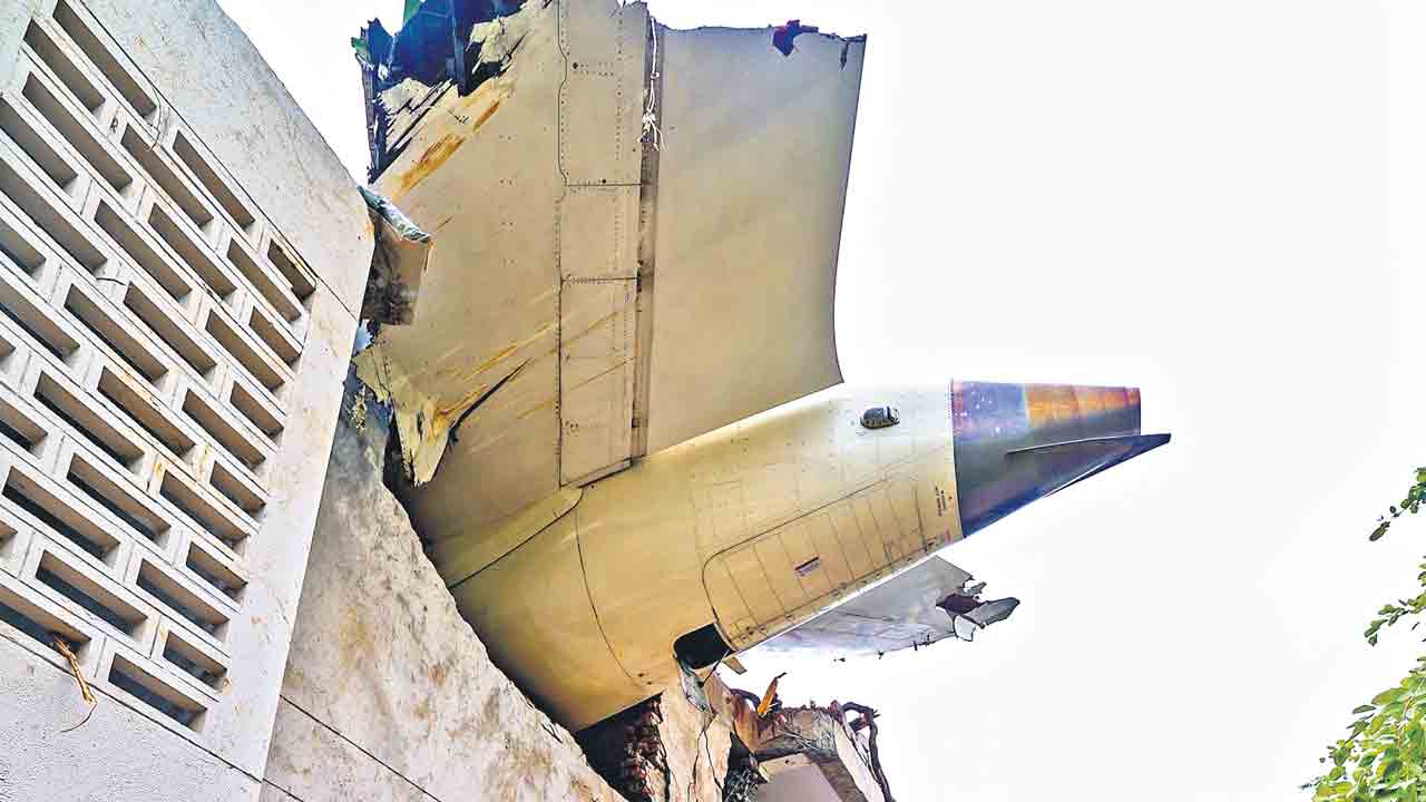 విమానం ఎందుకు కూలింది?.. ఎయిరిండియా దుర్ఘటనపై పలు ఊహాగానాలు