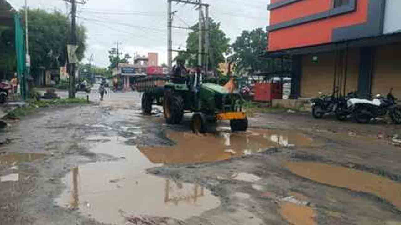 Approach road | అప్రోచ్ రోడ్డు గుంతల మయం.. వాహనదారులు అయోమయం