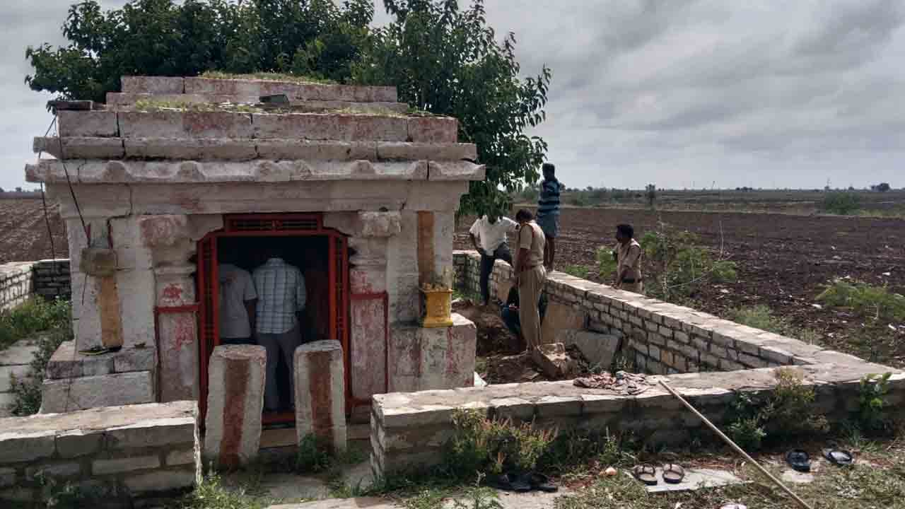 Gupta Nidhulu | గుప్తనిధుల కోసం ఆంజనేయ స్వామి ఆలయంలో తవ్వకాలు