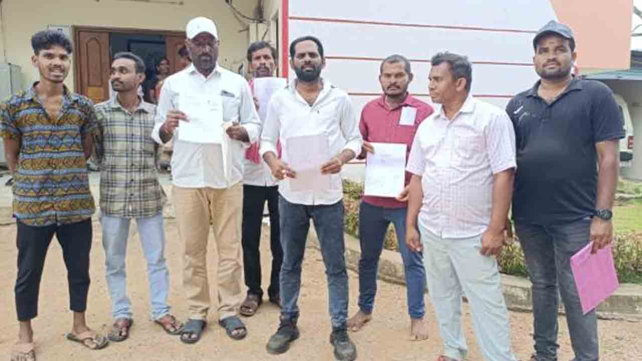 Increase seats | గురుకుల విద్యాసంస్థల్లో సీట్లను పెంచాలి : ఏజెన్సీ డీఎస్సీ సాధన కమిటీ సభ్యులు