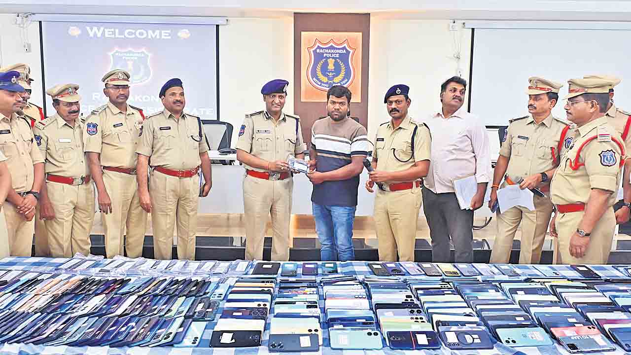 1,130 సెల్‌ఫోన్లు రికవరీ