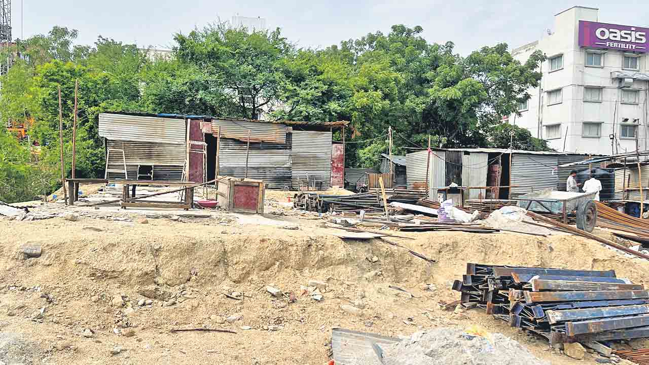 ఖరీదైన ప్రభుత్వ స్థలంపై కబ్జాదారుల కన్ను