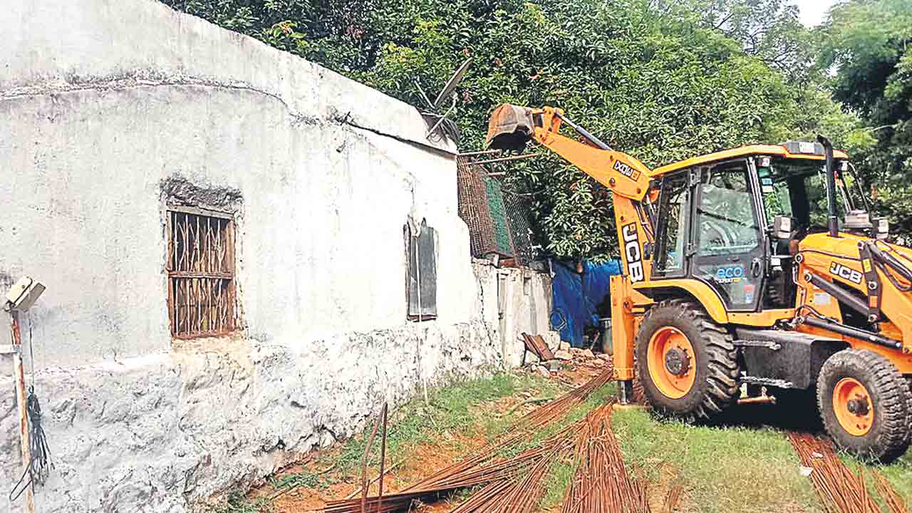 పార్కు ఆక్రమణల తొలగింపు