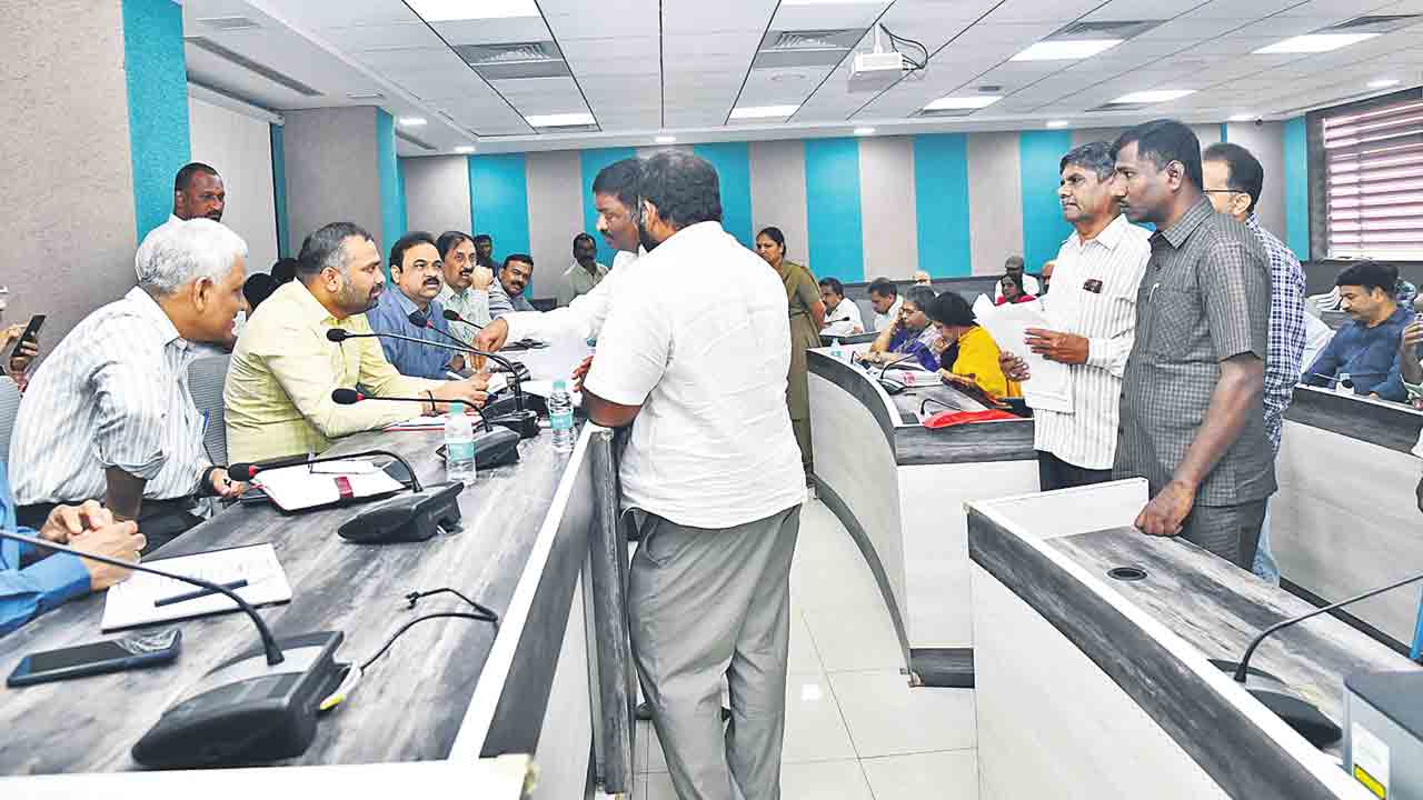 ఫిర్యాదులను సత్వరమే పరిష్కరించాలి