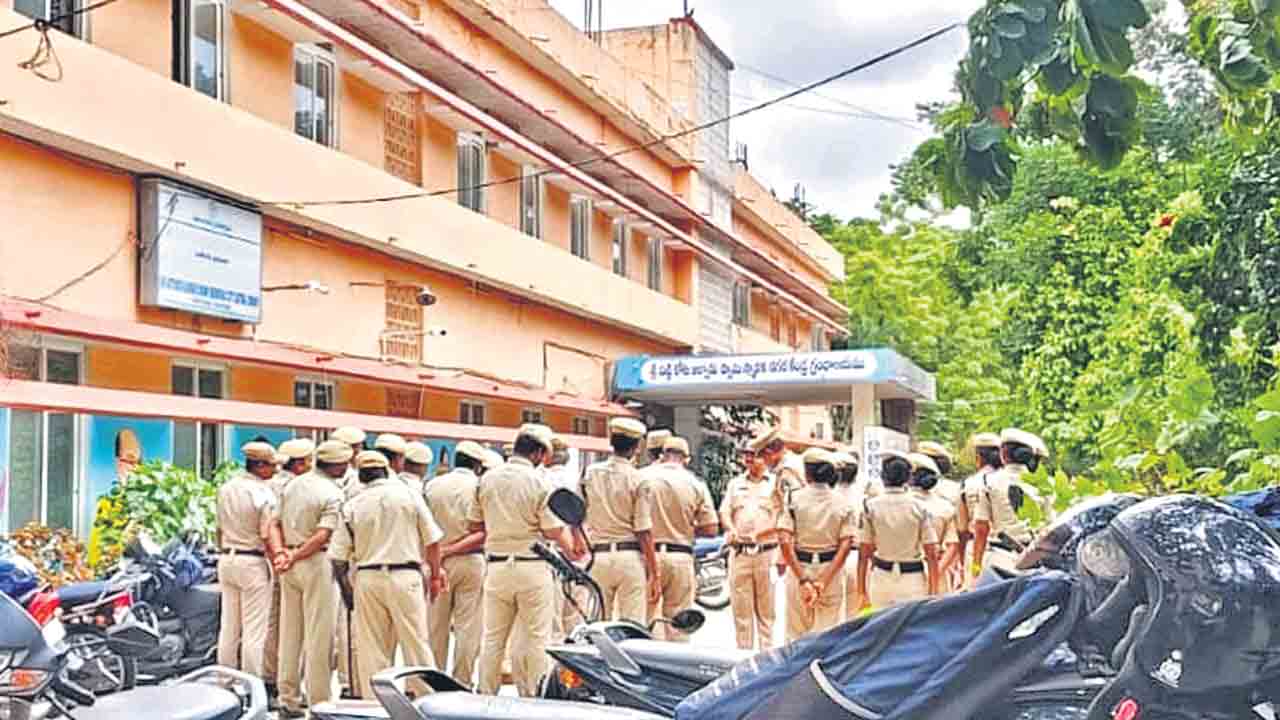 పోలీసుల పహారాలో చిక్కడపల్లి లైబ్రెరీ