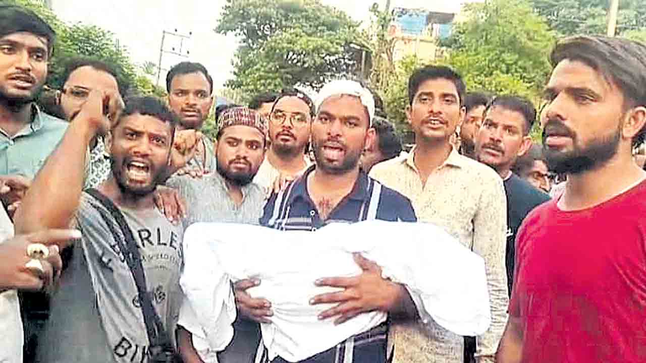 కారు ఢీ ..చిన్నారి మృతి