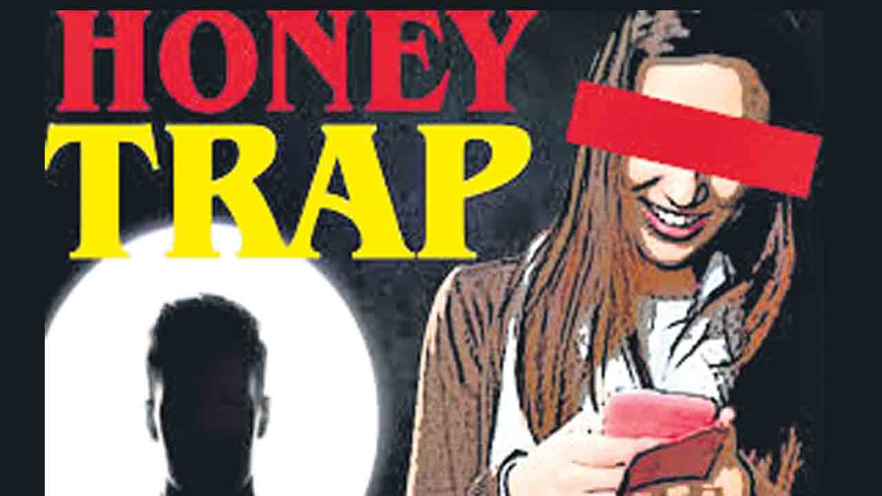 ఫ్రెండ్‌ రిక్వెస్ట్‌ పెట్టి.. హనీ ట్రాప్‌చేసి..