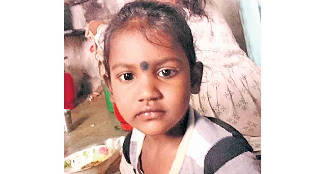 ఆడుకుంటూ వెళ్లి బావిలో పడి..