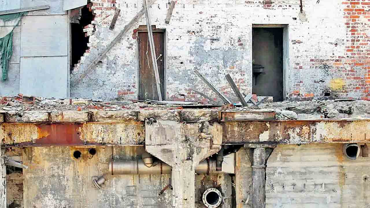 భయపెడుతున్న పాత భవనాలు