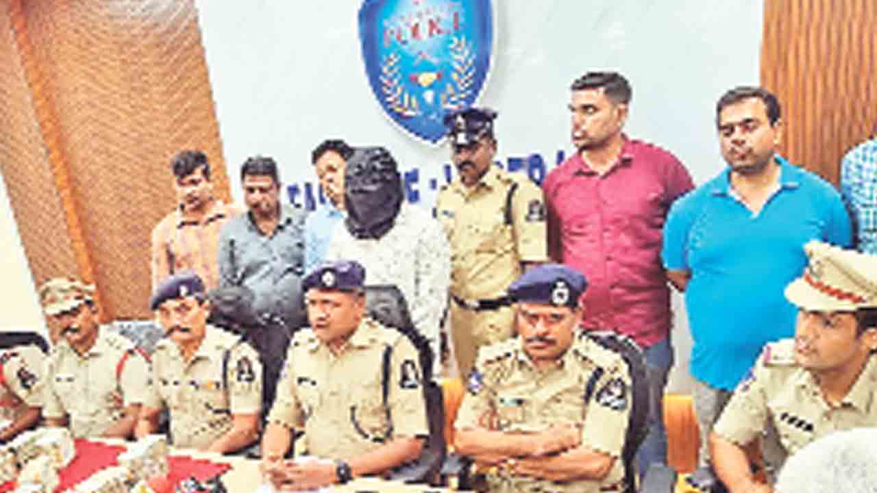 తక్కువ ధరకే బంగారమంటూ మోసం