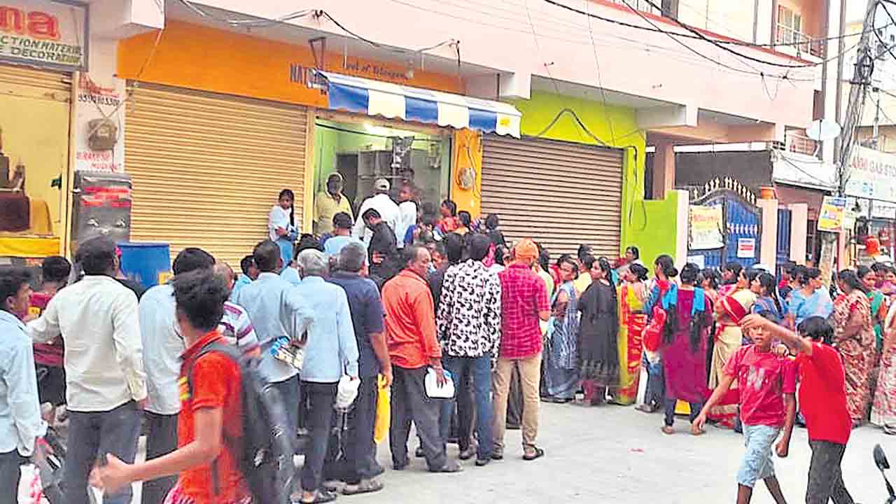 మూడు నెలల రేషన్‌కుకిలోమీటర్ల క్యూ