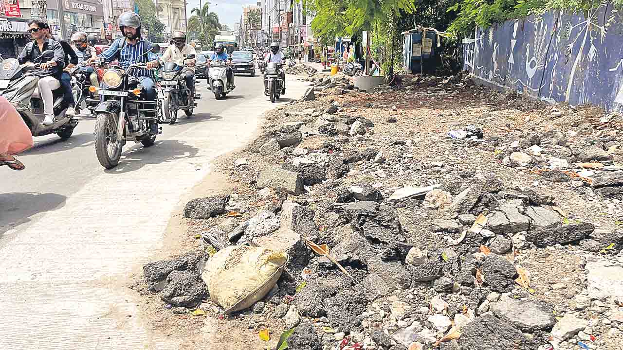 తవ్వారు.. వదిలేశారు