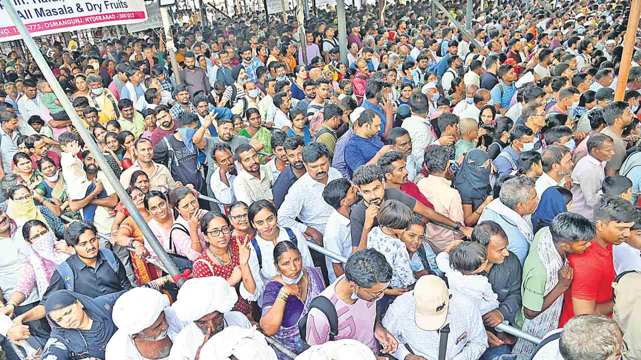 చేపమందు కోసం పోటెత్తారు