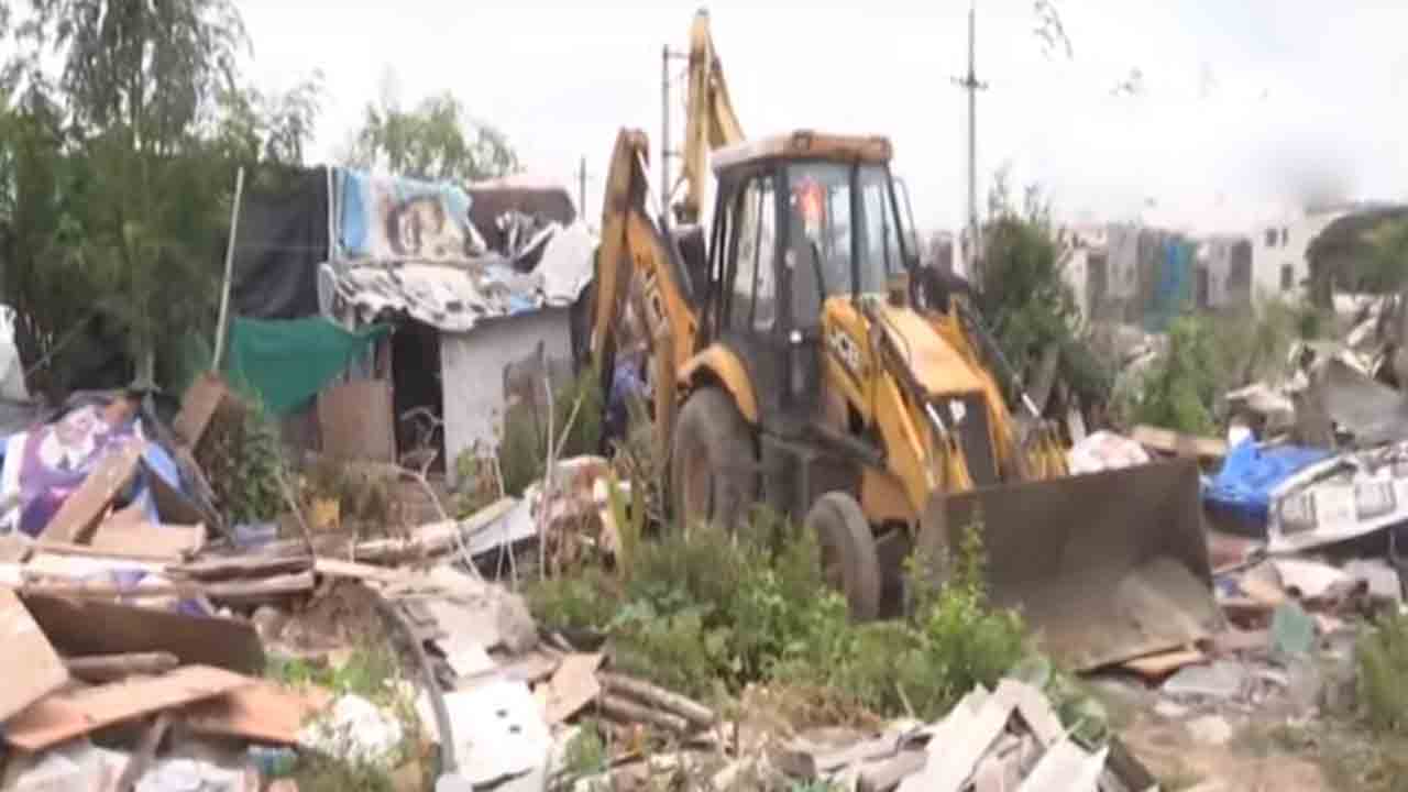 Sunnam Cheruvu | గుడిసెలపైకి బుల్డోజర్లు.. సున్నం చెరువులో ఆక్రమణలను తొలగించిన హైడ్రా