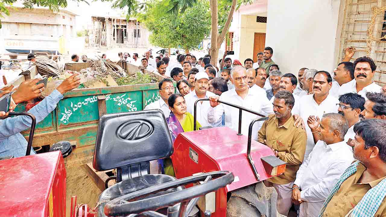 జీపీ ట్రాక్టర్‌లో డీజిల్‌ పోసే దిక్కులేదు.. బల్బులు కాలినా మార్చే నాథుడు లేడు