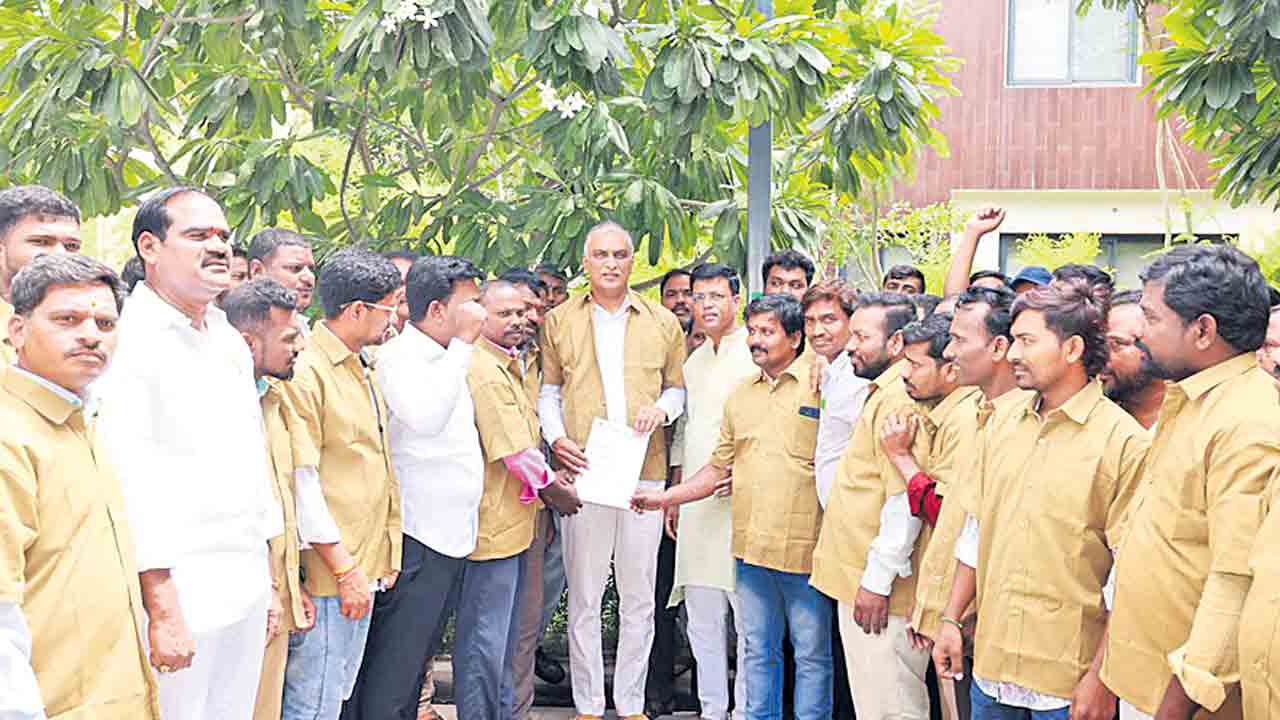 ఆటోవాలాల సమస్యలపై పోరాడుతాం