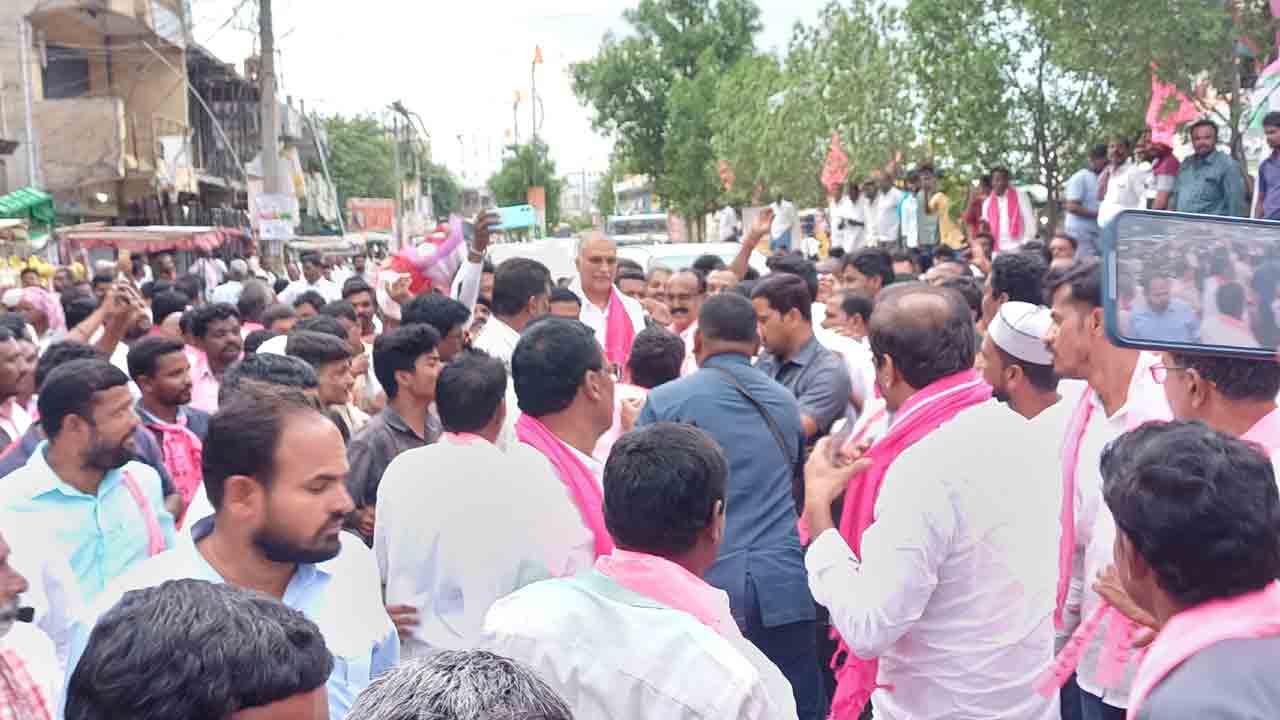 మాజీ మంత్రి హరీశ్‌ రావుకు ఘన స్వాగతం