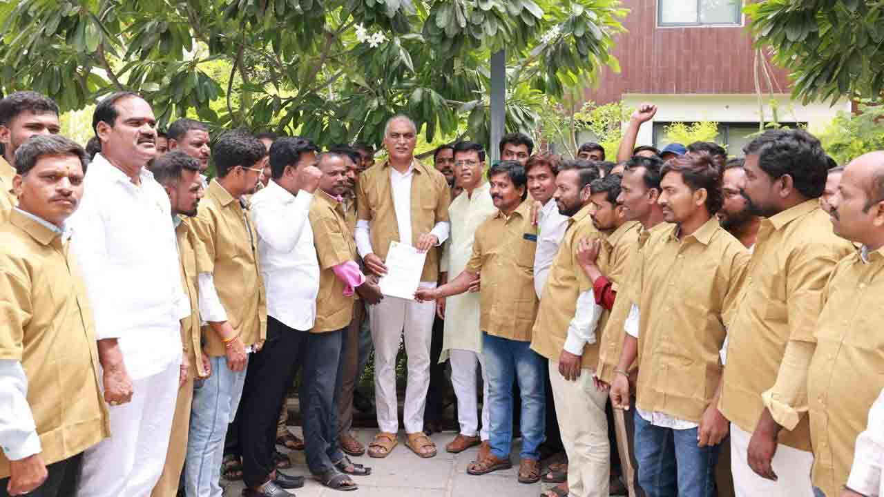 ఆటో కార్మికుల కోసం బీఆర్‌ఎస్ పోరాడుతుంది : హరీష్‌రావు