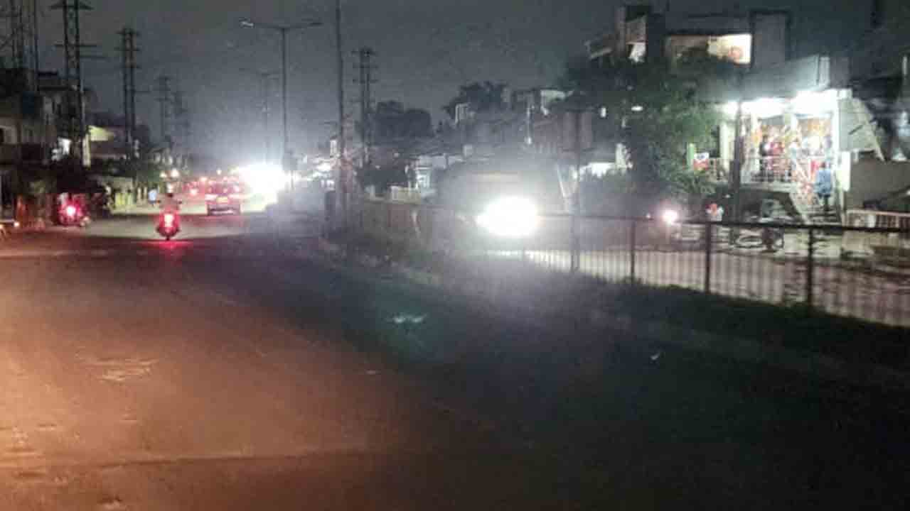 Highway Lights | ప్రాణాలు పోతున్నా పట్టించుకోరా..? లైట్స్‌ లేకపోవడంతో హైవేపై అంధకారం
