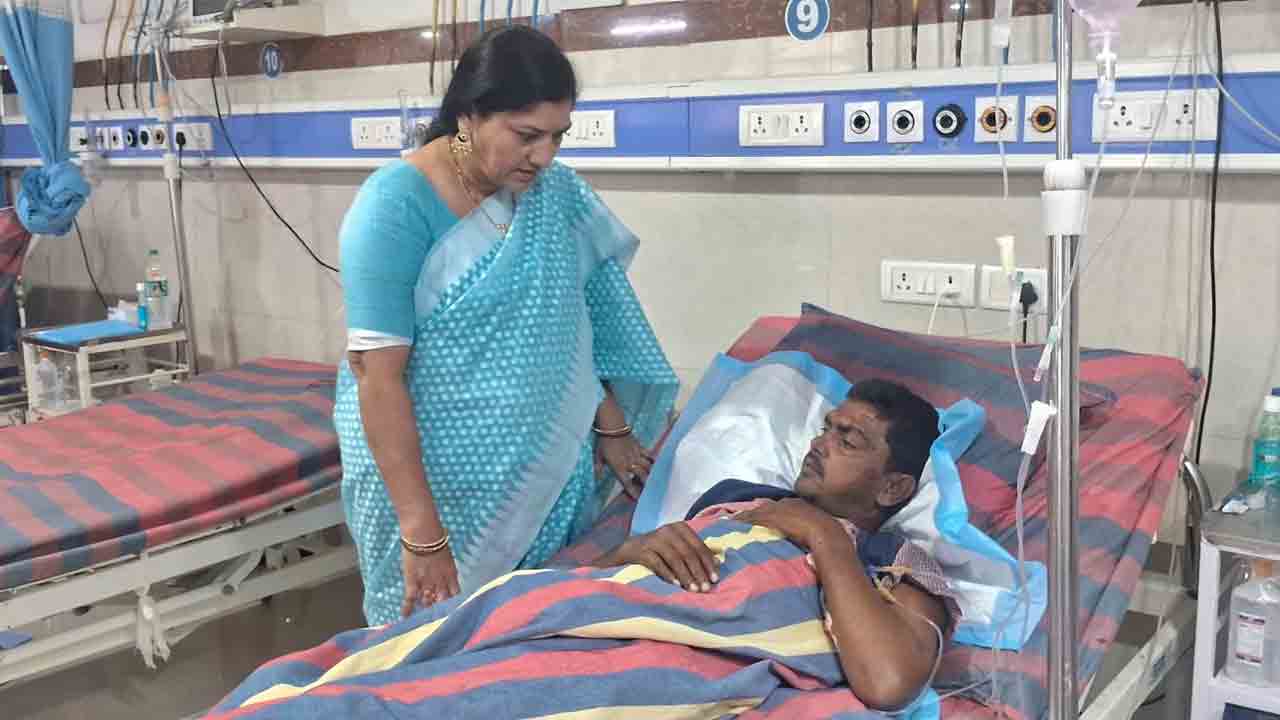 Utnoor Mandal | ఆసుపత్రిలో చికిత్స పొందుతున్న బాధితుడిని పరామర్శించిన మాజీ జడ్పీటీసీ