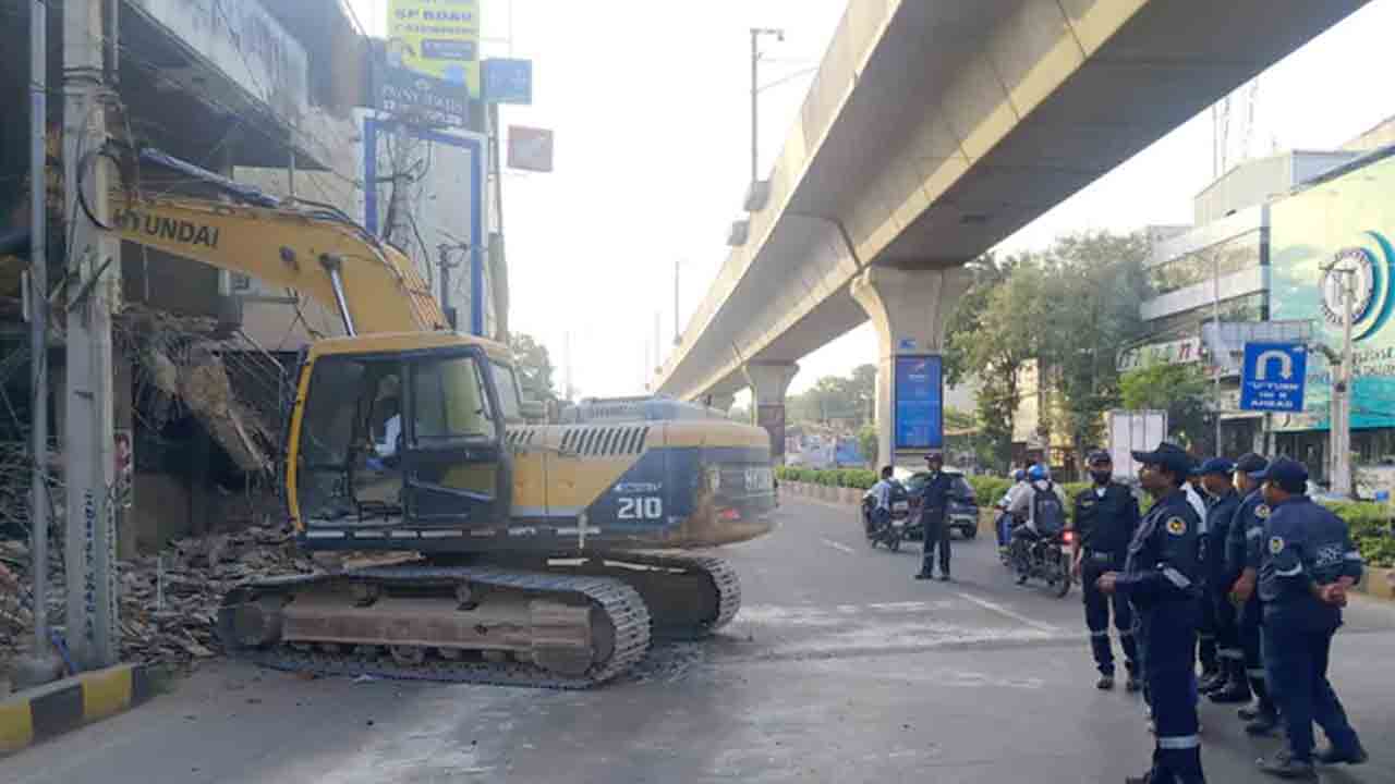 HYDRA | బేగంపేటలో నాలాపై ఆక్రమణలు.. హైడ్రా కూల్చివేతలు