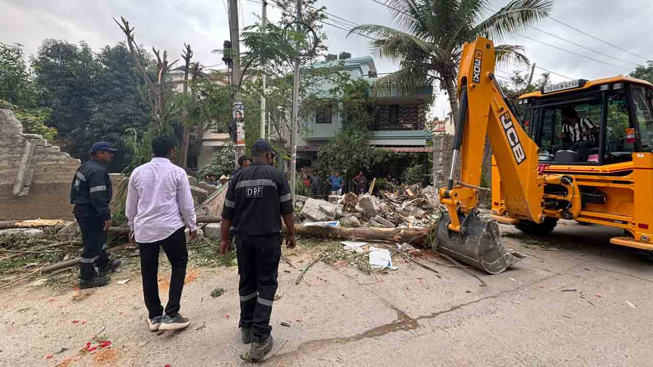 Hydra | రోడ్డుకు అడ్డంగా ఉన్న గేటెడ్ కమ్యూనిటీల ప్రహరీలు కూల్చివేసిన హైడ్రా