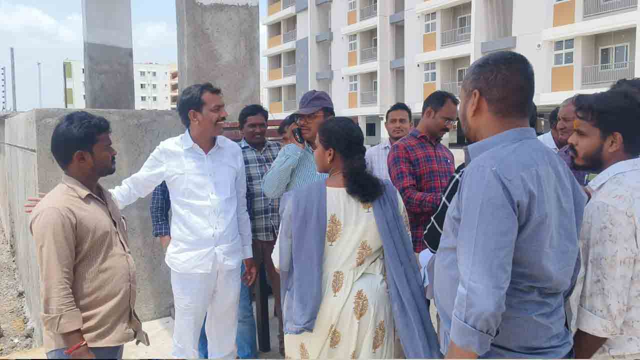 Hydra officials | అక్రమ నిర్మాణాలపై ఫిర్యాదు.. ఎఫ్‌టీఎల్‌ స్థలాన్ని పరిశీలించిన హైడ్రా అధికారులు