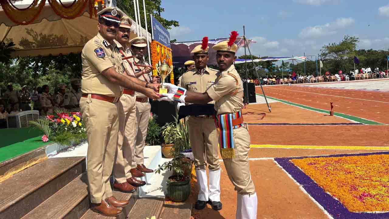 IG Ramesh | బాధితులకు న్యాయం చేయాలి.. కానిస్టేబుళ్లతో ఐజీ రమేశ్‌